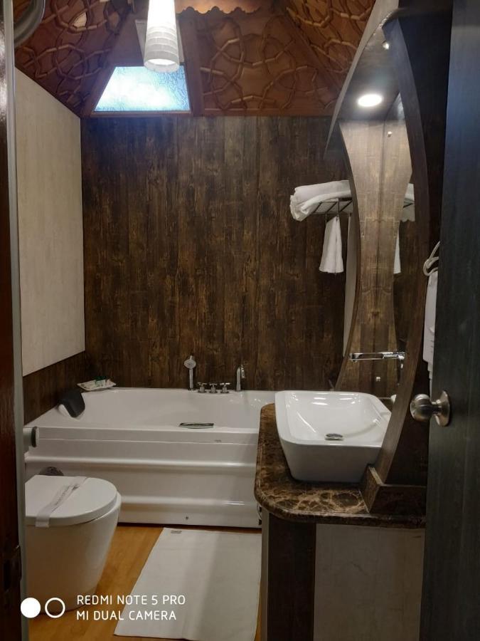 The Mughal Sheraton Houseboat Durgjan Exterior foto